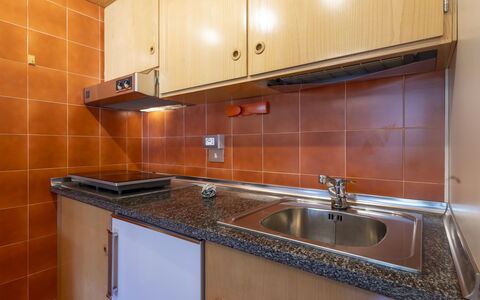 Ai Pascoli: Küche, Countertop, Flooring, Interior Design, Orange, Zimmer, Fussboden, Spüle, Decke, Major Appliance