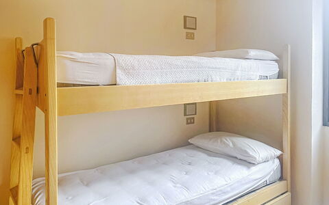 Ai Pascoli: Bett, Schlafzimmer, Bettdecke, Holz, Bedding, Fussboden, Bettrahmen, Flooring, Interior Design, Möbel