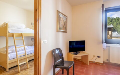 Ai Pascoli: Bett, Schlafzimmer, Holz, Interior Design, Fussboden, Möbel, Flooring, Bettdecke, Decke, Zimmer