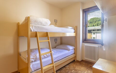 Ai Pascoli: Bett, Schlafzimmer, Bettdecke, Bedding, Bettrahmen, Interior Design, Möbel, Zimmer, Decke, Wohnung