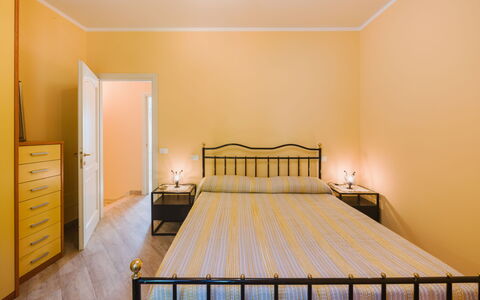 Dimora Polle di Malbacco: Bett, Interior Design, Schlafzimmer, Fussboden, Wand, Flooring, Möbel, Zimmer, Holz, Bettdecke