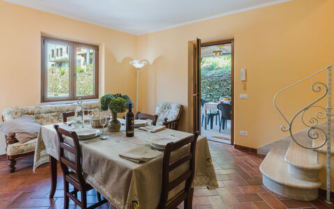 Dimora Polle di Malbacco: Möbel, Interior Design, Wand, Flooring, Decke, Holz, Zimmer, Tabelle, Fussboden, Esszimmer