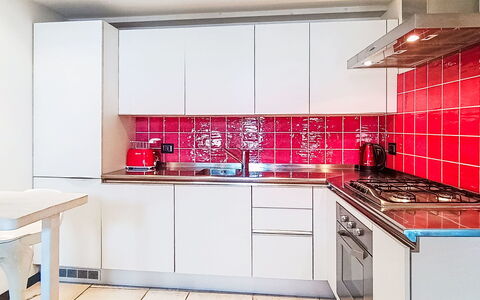 Le Falesie: Küche, Küchengerät, Major Appliance, Countertop, Flooring, Interior Design, Fussboden, Herd, Cabinetry, Fliese