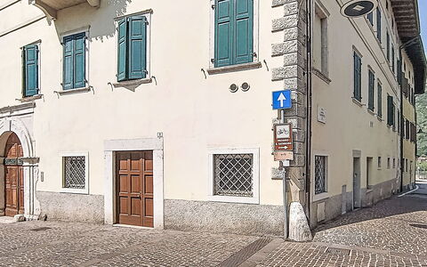 Le Falesie: Wand, Tür, Beton, Farbe, Gips, Parkplatz, Daylighting, Home Door