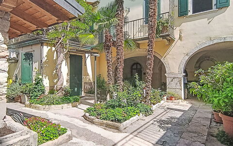 Le Falesie: Bogen, Blumentopf, Hazienda, Hof, Zimmerpflanze, Schatten, Flagstone, Landscaping