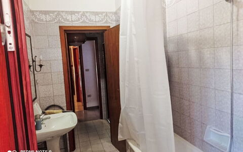 La Terrazza di Colle Marino: Fussboden, Flooring, Bad Sink, Armatur, Badezimmer, Sinken, Installation, Zapfhahn, Zimmer, Toilette