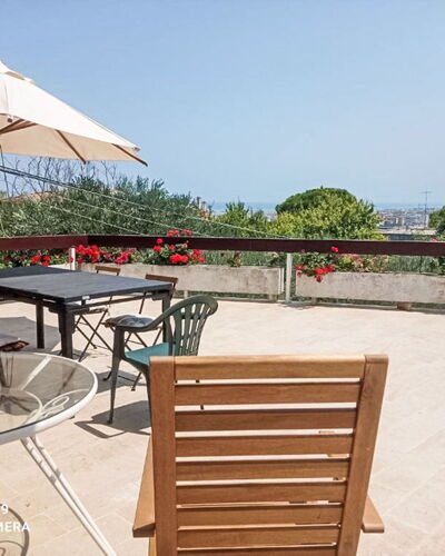La Terrazza di Colle Marino: Gartenmöbel, Möbel, Tisch Im Freien, Schatten, Blumentopf, Flagstone, Garten, Stuhl, Landscaping, Zimmerpflanze