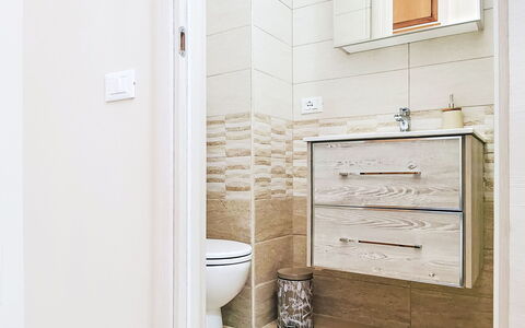 La Terrazza di Caramanico: Flooring, Armatur, Fussboden, Badezimmer, Badezimmerschrank, Toilette, Installation, Cabinetry, Zimmer, Sinken