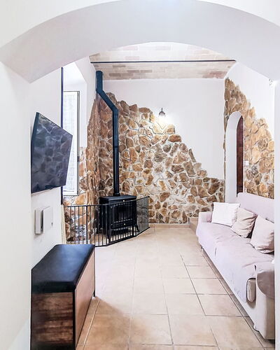 Majella Living: Wand, Flooring, Interior Design, Fussboden, Decke, Zimmer, Steinwand, Wohnzimmer, Couch