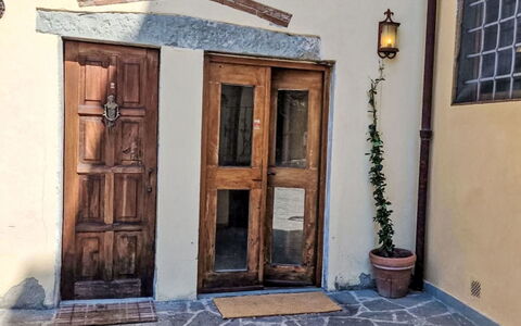 Il Pozzo dei Desideri: Wand, Holz, Tür, Home Door, Fussboden, Hartholz, Holzbeize, Beton, Türschnalle, Blumentopf