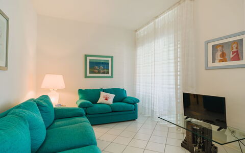 Appartamento la Terrazza di Anna: Couch, Interior Design, Flooring, Fussboden, Möbel, Wohnzimmer, Wohnung, Decke, Zimmer