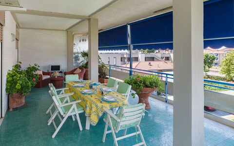 Appartamento la Terrazza di Anna: Schatten, Stuhl, Blumentopf, Gartenmöbel, Balkon, Zimmerpflanze, Tisch Im Freien, Eco Hotel, Outdoor Struktur, Markise