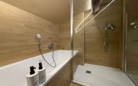 Il Pittore: Badezimmer, Flooring, Fussboden, Wand, Armatur, Badewanne, Holz, Interior Design, Installation, Zapfhahn