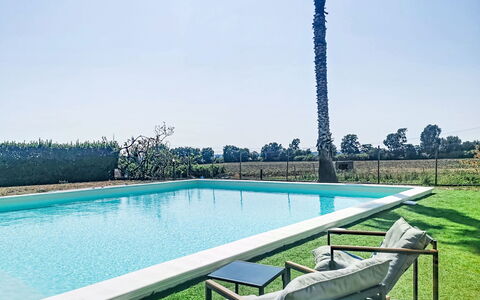 La Perla di Aprilia: Blau, Schwimmbad, Resort, Schatten, Gartenmöbel, Freizeit, Rasen, Landscaping, Estate, Eco Hotel