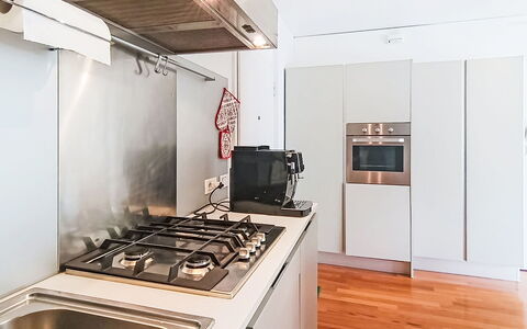 Gigi: Küchengerät, Küche, Countertop, Major Appliance, Herd, Flooring, Haushaltsgerät, Interior Design, Holz, Herd