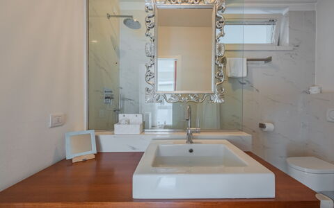 Caminito: Bad Sink, Armatur, Wand, Sinken, Badezimmer, Interior Design, Zapfhahn, Spiegel, Installation, Countertop