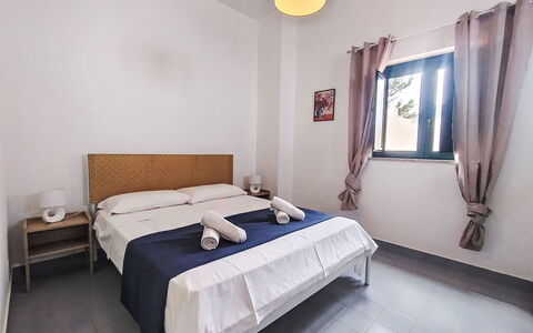 Cala Isulidda: Fussboden, Interior Design, Zuhause, Möbel, Wohnung, Zimmer, Bett, Schlafzimmer, Bettrahmen, Hotel