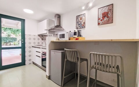 Cala Isulidda: Küche, Küchengerät, Interior Design, Major Appliance, Flooring, Möbel, Holz, Countertop, Fussboden, Decke