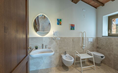 La Calcinaia Country House, Bucine: Flooring, Wand, Armatur, Interior Design, Fussboden, Bad Sink, Zapfhahn, Badezimmer, Sinken, Installation