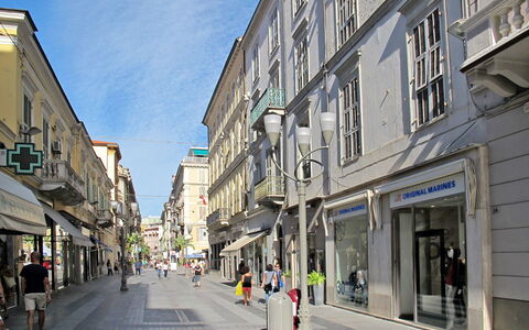 Il Nido: Daytime, Gebäude, Strassenbelag, Fenster, Stadtgebiet, Stadt, \Stadt, Strasse, Strasse