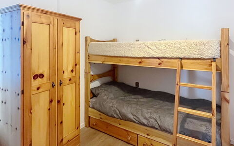 Bluhome: Holz, Möbel, Bett, Schlafzimmer, Flooring, Fussboden, Etagenbett, Zimmer, Interior Design, Bedding