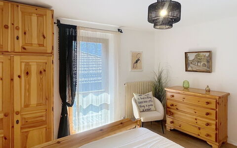 Bluhome: Möbel, Interior Design, Bett, Schlafzimmer, Holz, Zimmer, Schublade, Fussboden, Textil, Flooring