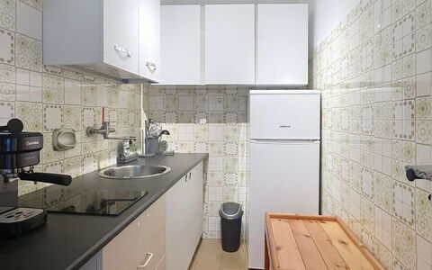 Bluhome: Major Appliance, Flooring, Küche, Küchengerät, Countertop, Fussboden, Interior Design, Sinken, Armatur, Cabinetry