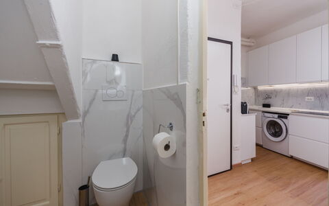 Casa Vacanze al Teatro: Flooring, Fussboden, Wand, Armatur, Interior Design, Badezimmer, Sinken, Toilette, Decke, Installation