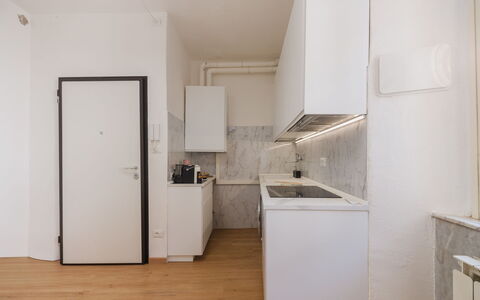 Casa Vacanze al Teatro: Flooring, Fussboden, Wohnung, Decke, Holzboden, Countertop, Küche, Cabinetry, Laminatboden