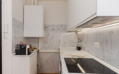 Casa Vacanze al Teatro: Küche, Countertop, Küchengerät, Interior Design, Flooring, Major Appliance, Cabinetry, Herd, Decke, Fussboden