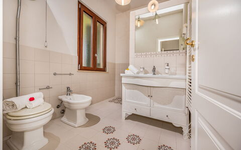 Casale Domè 14+2: Flooring, Interior Design, Fussboden, Armatur, Bad Sink, Badezimmer, Sinken, Toilleten Sitz, Toilette, Badezimmerschrank