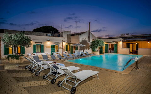 Casale Domè 14+2: Schwimmbad, Resort, Hotel, Gartenmöbel, Eco Hotel, Sonnenliege, Hazienda, Zimmerpflanze, Blumentopf, Ferienort