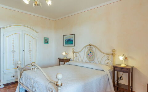 Poderina dei Poggi 12: Möbel, Schlafzimmer, Interior Design, Bett, Bettdecke, Fussboden, Flooring, Decke, Bedding, Bettrahmen