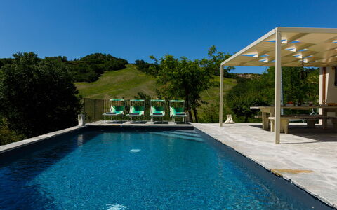 Villa Mia 6: Schwimmbad, Gartenmöbel, Freizeit, Schatten, Stuhl, Sonnenliege, Regenschirm, Resort, Landscaping, Urlaub