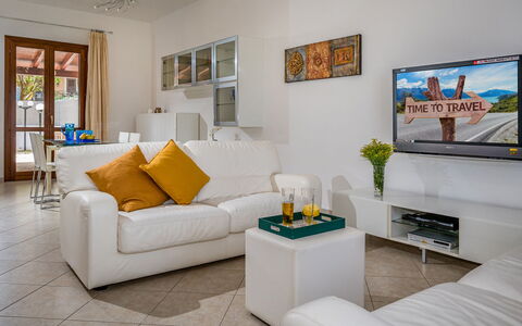 Villa delle Sirene 6: Möbel, Interior Design, Couch, Flooring, Wohnzimmer, Fussboden, Zimmer, Fernsehen, Decke, Tabelle