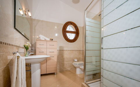 Villa delle Sirene 6: Flooring, Interior Design, Fussboden, Armatur, Badezimmer, Beleuchtung, Spiegel, Installation, Zimmer, Zuhause