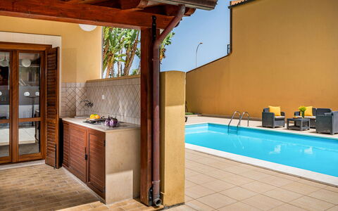 Villa delle Sirene 6: Holz, Flooring, Fussboden, Interior Design, Tür, Verbundwerkstoff, Schwimmbad, Holzbeize, Resort, Decke