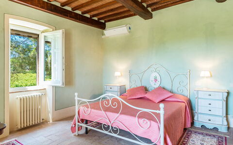 Villa Pucci 12: Möbel, Rosa, Schlafzimmer, Bett, Bedding, Bettdecke, Linens, Bettrahmen, Hotel, Farbe