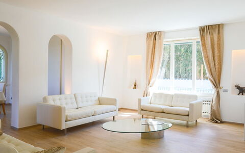 Villa Sarah 10+2: Möbel, Interior Design, Flooring, Couch, Fussboden, Wand, Holz, Wohnzimmer, Zuhause, Zimmer