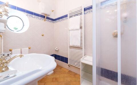 Borgo Colle Ridente 13: Interior Design, Flooring, Fussboden, Armatur, Zimmer, Badezimmer, Decke, Installation, Bad Sink, Zapfhahn