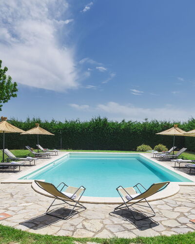 Villa Augusto 10: Schwimmbad, Gartenmöbel, Garten, Resort, Landscaping, Schatten, Rasen, Sonnenliege, Stuhl, Eco Hotel