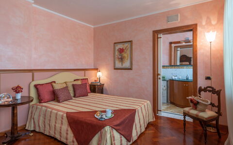 Villa Gabri 8: Möbel, Wand, Interior Design, Schlafzimmer, Bett, Flooring, Bettdecke, Fussboden, Zimmer, Bedding