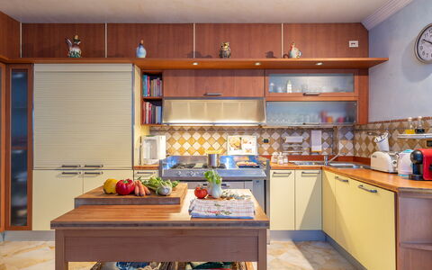 Villa Gabri 8: Küche, Küchengerät, Cabinetry, Möbel, Countertop, Interior Design, Major Appliance, Flooring, Holz, Schrank