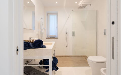 Villa Giomoa 8: Flooring, Fussboden, Interior Design, Badezimmer, Wand, Armatur, Spiegel, Decke, Zimmer, Installation