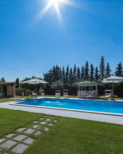 Il Podere di Fi 8: Schwimmbad, Resort, Garten, Gartenmöbel, Landscaping, Rasen, Estate, Freizeit, Eco Hotel, Schatten