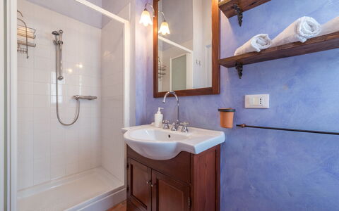 Casale Verdicchio 10+2: Badezimmer, Armatur, Flooring, Interior Design, Fussboden, Bad Sink, Zapfhahn, Spiegel, Installation, Beleuchtung