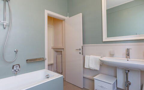 Villa Corona 8: Badezimmer, Armatur, Flooring, Interior Design, Fussboden, Bad Sink, Zapfhahn, Sinken, Installation, Decke