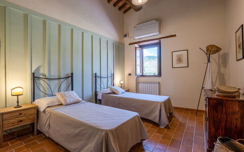 Podere Collelungo 14: Wand, Interior Design, Möbel, Decke, Flooring, Schlafzimmer, Bett, Fussboden, Beleuchtung, Zimmer