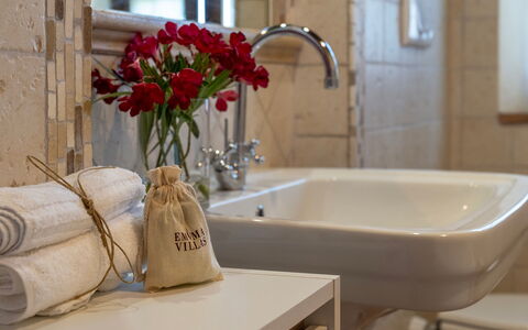Podere Collelungo 14: Armatur, Interior Design, Bad Sink, Zapfhahn, Sinken, Badezimmer, Installation, Schnittblumen, Spiegel