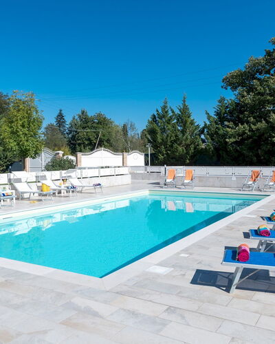 Cascina Marianna 12+4: Blau, Schwimmbad, Gartenmöbel, Resort, Verbundwerkstoff, Sonnenliege, Hotel, Stuhl, Schatten, Thermae